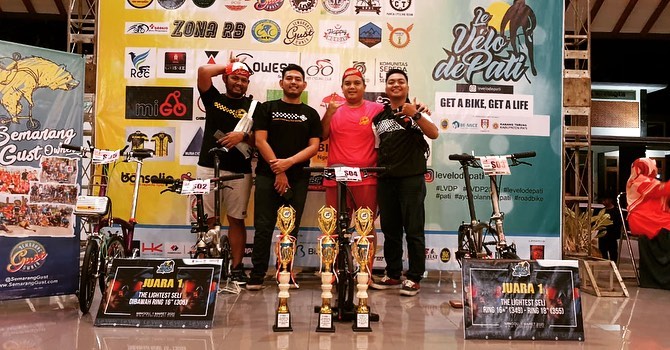 Anggota-anggota SeGO yang menjadi Juara 1 dalam ajang Le Velo De pati